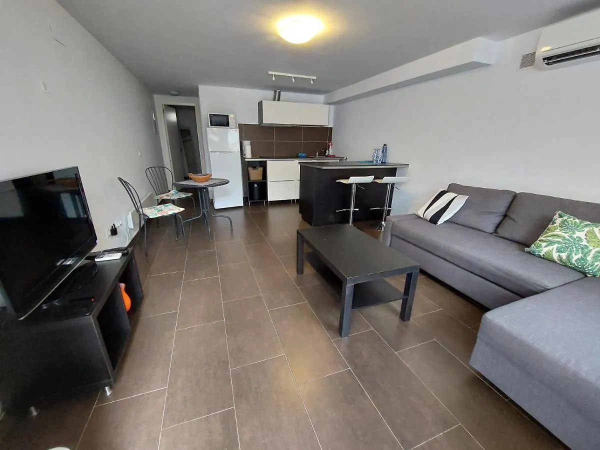 Modern Apartment, Walking Distance Of The Sea location